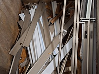 Metalen afvalcontainer met inhoud - afbeelding 4 van  5