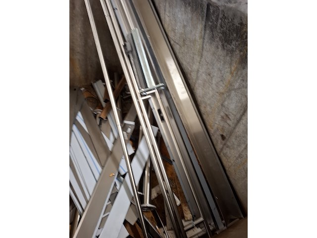 Metalen afvalcontainer met inhoud - afbeelding 5 van  5