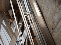 Metalen afvalcontainer met inhoud - afbeelding 5 van  5