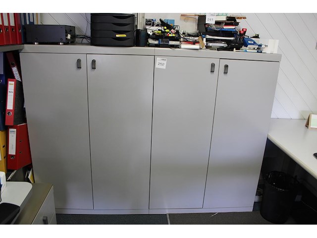 Metalen archiefkast. afmeting 188 x 47 x 140 cm. excl. inhoud kast. - afbeelding 1 van  2
