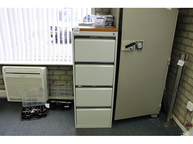 Metalen archiefkast met vier laden. afmeting 50 x 70 x133 cm. - afbeelding 1 van  2