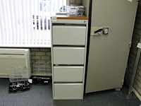 Metalen archiefkast met vier laden. afmeting 50 x 70 x133 cm.