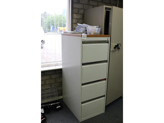 Metalen archiefkast met vier laden. afmeting 50 x 70 x133 cm. - afbeelding 2 van  2