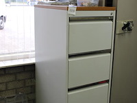 Metalen archiefkast met vier laden. afmeting 50 x 70 x133 cm. - afbeelding 2 van  2