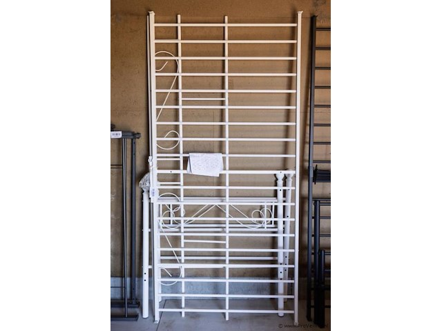 Metalen bed - afbeelding 1 van  2