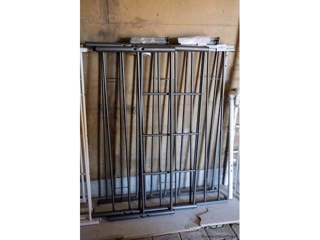 Metalen bed - afbeelding 1 van  1