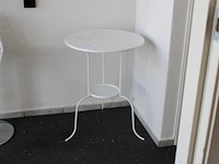 Metalen bijzettafel doorsnede 51 cm en hoogte 67 cm.