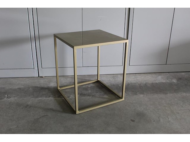 Metalen bijzettafeltje goudkleurig. afmeting 38 x 38 cm. hoogte 45 cm - afbeelding 1 van  3