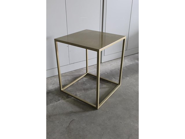 Metalen bijzettafeltje goudkleurig. afmeting 38 x 38 cm. hoogte 45 cm - afbeelding 2 van  3