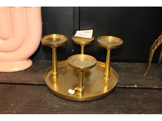 Metalen blad met vier kandelaars doorsnede 28 cm. - afbeelding 1 van  2