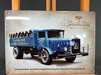 Metalen blechschild van de brauerei frankenheim met een afbeelding van een historisch bezorgvoertuig lkw von brauerei frankenheim