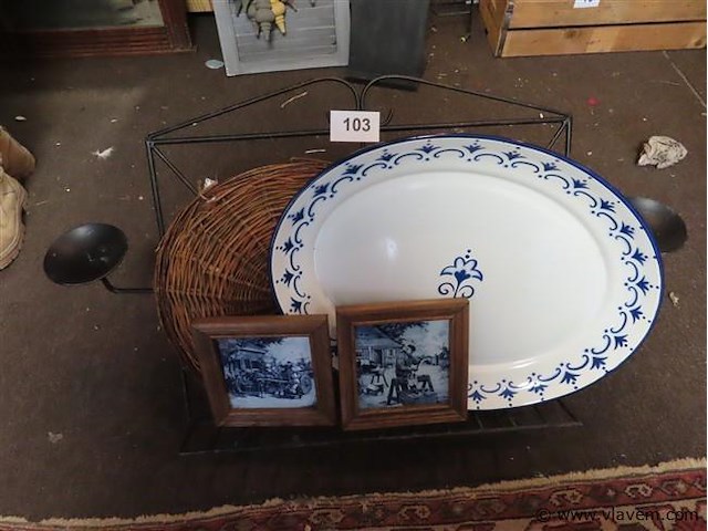 Metalen boekenstaander, emaille schaal enz…. - afbeelding 1 van  3