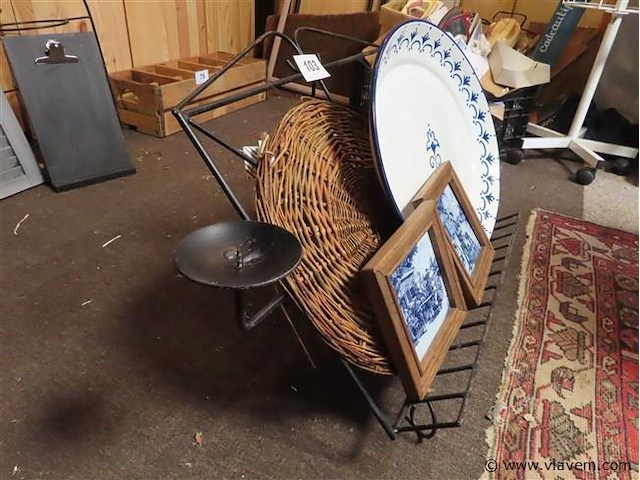 Metalen boekenstaander, emaille schaal enz…. - afbeelding 2 van  3