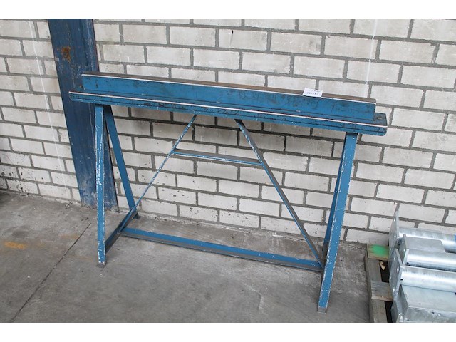 Metalen bok met breedte 130 cm en hoogte 95 cm. - afbeelding 1 van  2