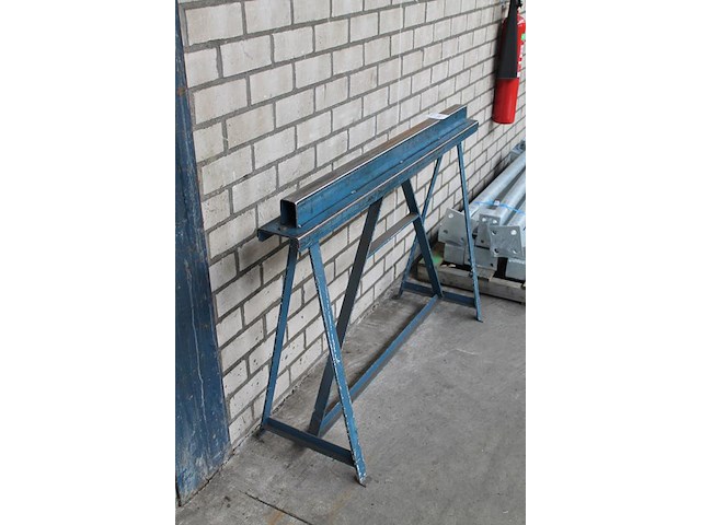 Metalen bok met breedte 130 cm en hoogte 95 cm. - afbeelding 2 van  2
