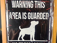 Metalen bord area is guarded - afbeelding 1 van  1