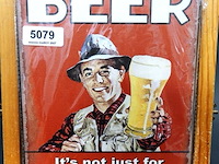 Metalen bord beer