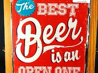 Metalen bord beer