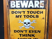 Metalen bord beware