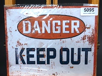 Metalen bord danger