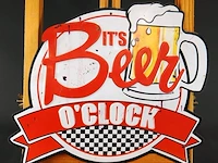 Metalen bord 'it's beer o'clock'