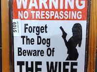 Metalen bord the wife - afbeelding 1 van  1