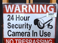 Metalen bord warning