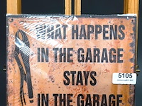 Metalen bord what happens - afbeelding 1 van  1