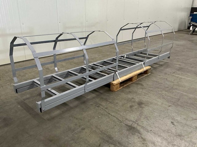 Metalen buitentrap (2x) - afbeelding 1 van  6
