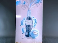Metalen coca-cola verzamelbord met een afbeelding uit de reclamecampagne "the happiness factory"