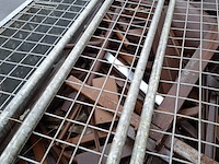 Metalen container met inhoud - afbeelding 2 van  10