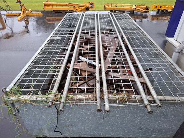 Metalen container met inhoud - afbeelding 4 van  10