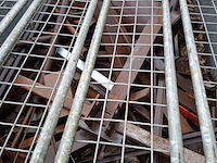 Metalen container met inhoud - afbeelding 5 van  10