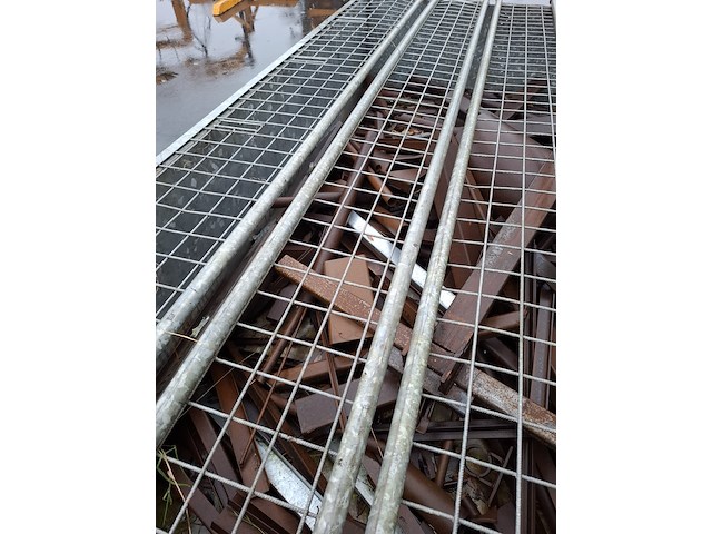 Metalen container met inhoud - afbeelding 6 van  10