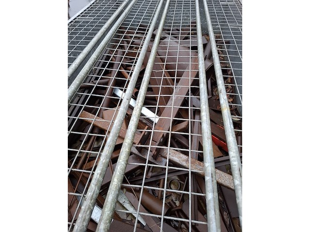 Metalen container met inhoud - afbeelding 10 van  10