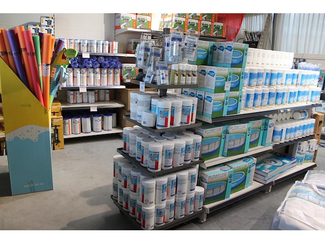 Metalen display gevuld met zwembad reinigings- en testproducten, w.o. ph+ en ph- granulaat, tac+ zuurcapaci... - afbeelding 1 van  3