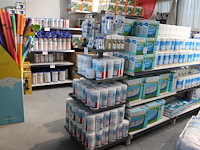 Metalen display gevuld met zwembad reinigings- en testproducten, w.o. ph+ en ph- granulaat, tac+ zuurcapaci... - afbeelding 1 van  3