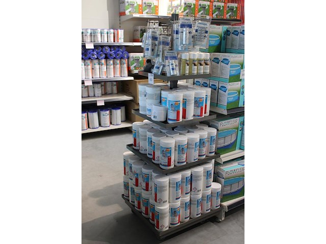 Metalen display gevuld met zwembad reinigings- en testproducten, w.o. ph+ en ph- granulaat, tac+ zuurcapaci... - afbeelding 2 van  3