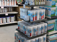 Metalen display gevuld met zwembad reinigings- en testproducten, w.o. ph+ en ph- granulaat, tac+ zuurcapaci... - afbeelding 2 van  3