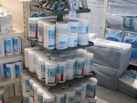 Metalen display gevuld met zwembad reinigings- en testproducten, w.o. ph+ en ph- granulaat, tac+ zuurcapaci... - afbeelding 3 van  3