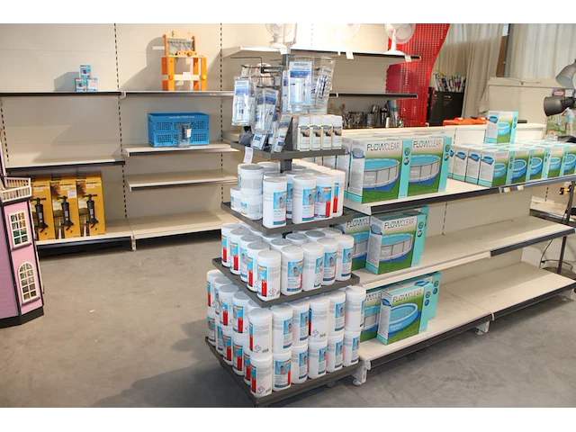 Metalen display gevuld met zwembad reinigings- en testproducten, w.o. ph+ en ph- granulaat, tac+ zuurcapaci... - afbeelding 1 van  2
