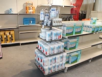 Metalen display gevuld met zwembad reinigings- en testproducten, w.o. ph+ en ph- granulaat, tac+ zuurcapaci...