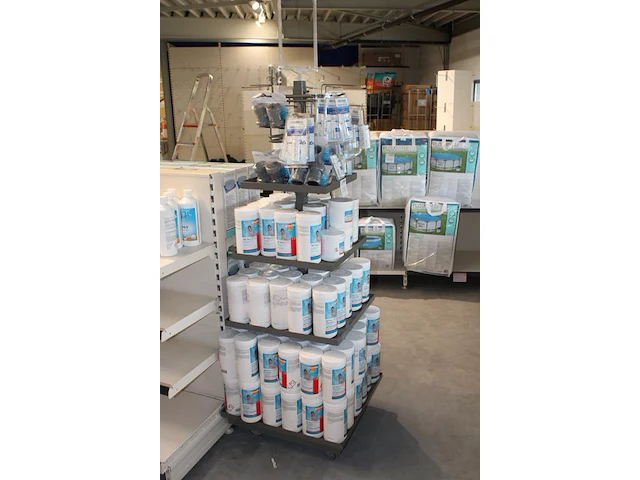 Metalen display gevuld met zwembad reinigings- en testproducten, w.o. ph+ en ph- granulaat, tac+ zuurcapaci... - afbeelding 2 van  2