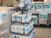 Metalen display gevuld met zwembad reinigings- en testproducten, w.o. ph+ en ph- granulaat, tac+ zuurcapaci... - afbeelding 2 van  2