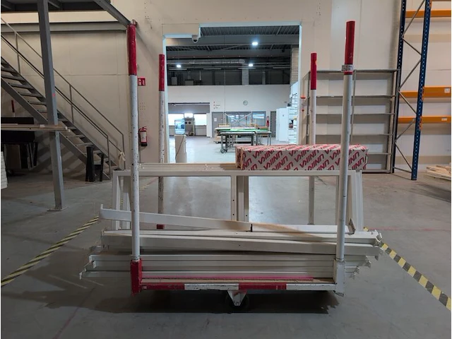 Metalen frame in transportkar - afbeelding 1 van  3
