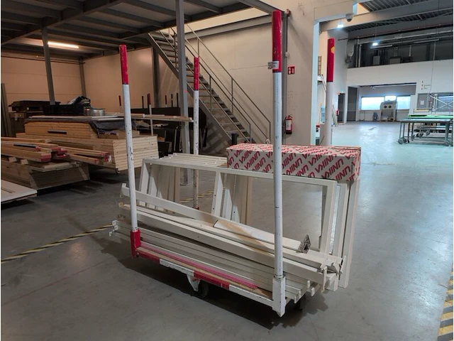 Metalen frame in transportkar - afbeelding 2 van  3