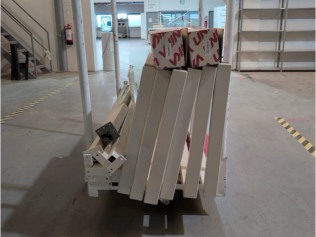 Metalen frame in transportkar - afbeelding 3 van  3