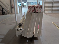 Metalen frame in transportkar - afbeelding 3 van  3