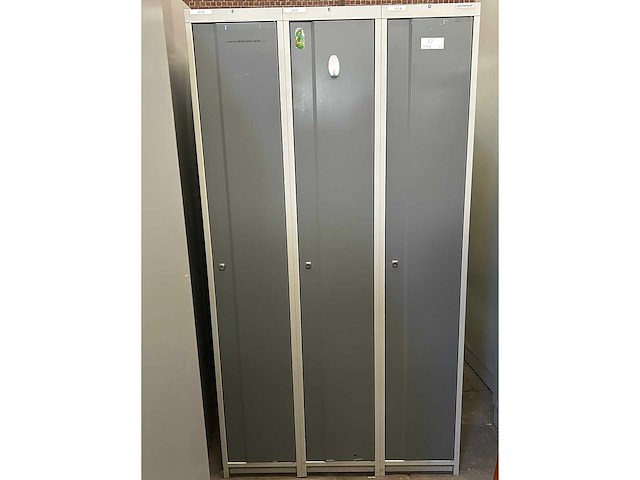 Metalen garderobekast / lockerkast met 3 deuren (6x) - afbeelding 1 van  3