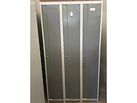 Metalen garderobekast / lockerkast met 3 deuren (6x) - afbeelding 1 van  3